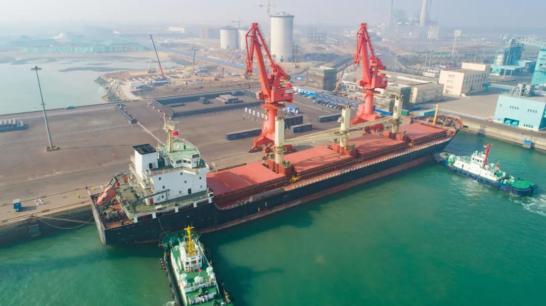 山東港口阿聯酋輪胎海外倉“青島港—阿布扎比”件雜貨首船起航