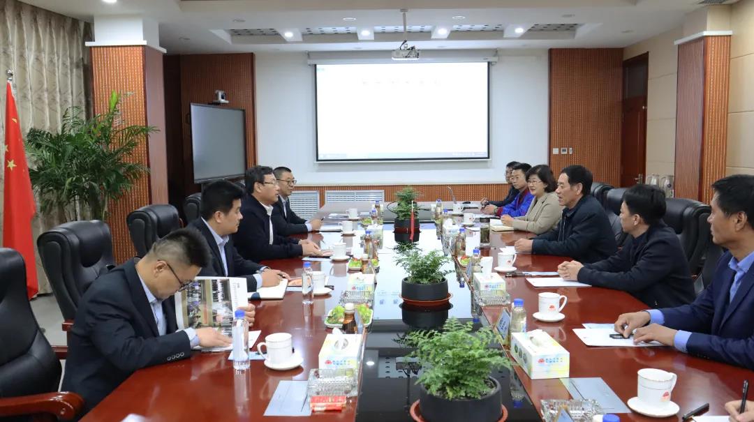 公司黨委書記竇寶森、董事長竇勇、總經理鄭洪霞等公司領導陪同