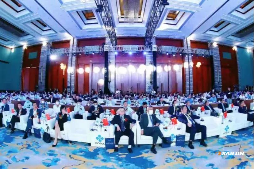 來自全球各地的300多位行業(yè)領(lǐng)袖、專家、學(xué)者參加峰會(huì)