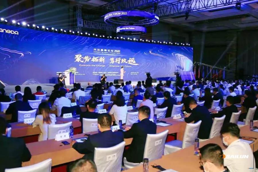 來自全球各地的300多位行業(yè)領(lǐng)袖、專家、學(xué)者參加峰會(huì)
